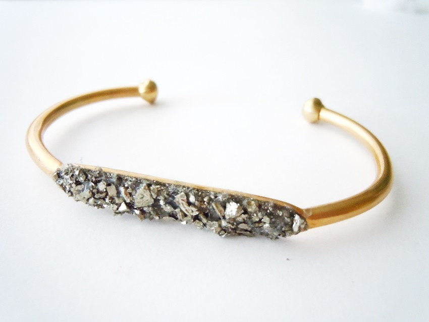 ADJUSTABLE PYRTIE CHIPS INLAY BRASS CUFF